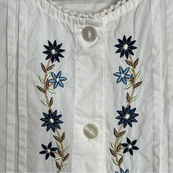 New Direction Floral Embroidered White Top Crochet Sleeveless Button Up Size M - Picture 5 of 10